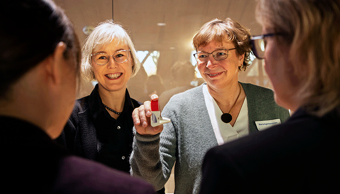 Eva Wikström Jonsson och Maria Ingemansson visar en inhalator med steroid och formoterol. Foto: Kari Kohvakka