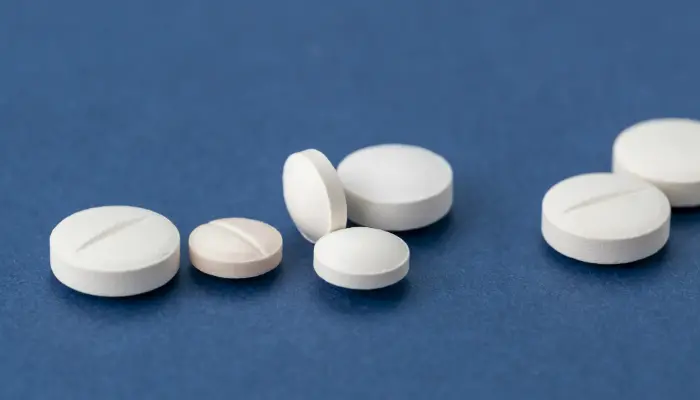 Vita tabletter med skåra