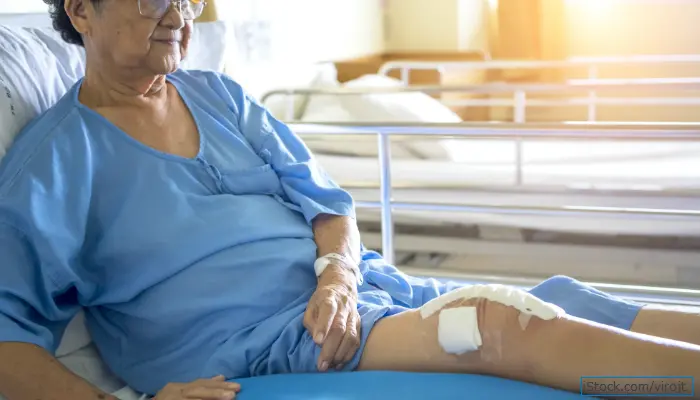 Kvinna i sjukhussäng med skadat ben