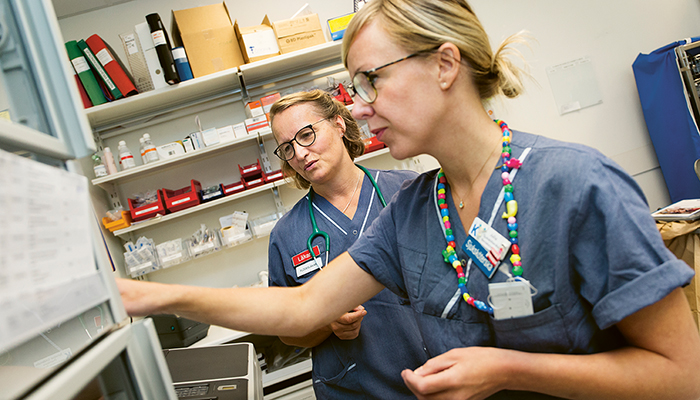 Synnöve Lindemalm och Julia Ringbom, sjuksköterska, i läkemedelsförrådet på Barnakuten. Foto Anna Molander.