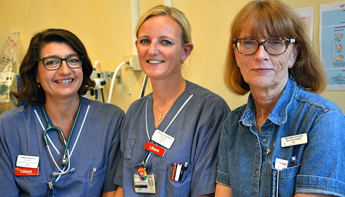 Natalia Ballardini, överläkare, Emma Johansson, hudläkare, och Annette 
Gromell, hudsjuksköterska, vid Södersjukhusets eksemskola. Foto Karin 
Nordin.