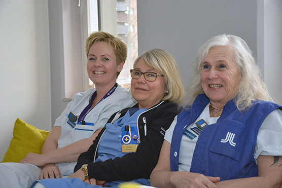 Ulrika Palmqvist, sjuksköterska, Birgitta Halldin, distrikssköterska och Cia Näsgårds Hansson, sjuksköterska, svarar i mottagningstelefonen vid Kungsängens vårdcentral.
