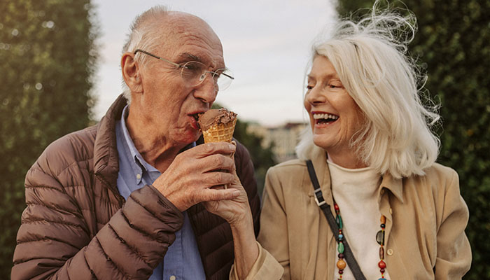 Dekorationsbild: Två äldre personer äter glass