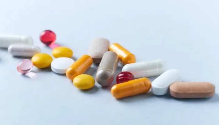 Blandade tabletter och kapslar i olika färger